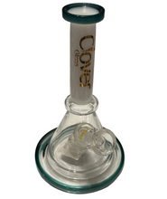 Cargar imagen en el visor de la galería, CLOVER 8 INCH GREEN/WHITE GLASS BONG (14MM) - WORLDTRADERS USA