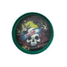 Cargar imagen en el visor de la galería, SKULL 3PC ALUMINUM MAGNETIC HOLOGRAPHIC GRINDER - WORLDTRADERS USA
